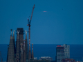 Super luna sobre Sagrada Familia y Torre Agbar