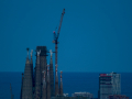 Super luna sobre Sagrada Familia y Torre Agbar