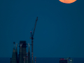 Super luna sobre Sagrada Familia y Torre Agbar