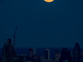 Super luna sobre Sagrada Familia y Torre Agbar